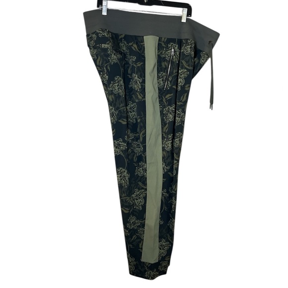 Athleta Trekkie North Printed Jogger Size 2X In Firma Floral Olive - Picture 4 of 14